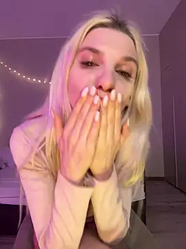 Snapshot of LoveLuna_ chatting on 03/15/25, 07:16 LoveLuna online show from 03/15/25, 07:16
