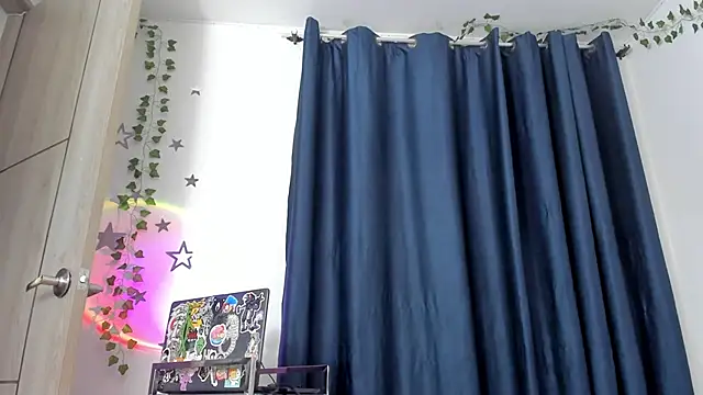 Snapshot of AlyRoses chatting on 01/12/25, 01:11 AlyRoses online show from 01/12/25, 01:11