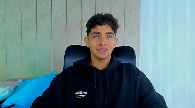 Snapshot of Muichiro_tokito1 chatting on 02/13/25, 04:00 Muichiro tokito1 online show from 02/13/25, 04:00