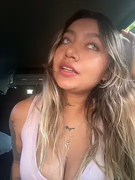 Snapshot of amanda-medrano1 chatting on 12/15/25, 02:21 amanda-medrano1 online show from 12/15/25, 02:21