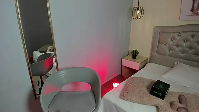 escarleth   online show from 11/21/25, 12:37