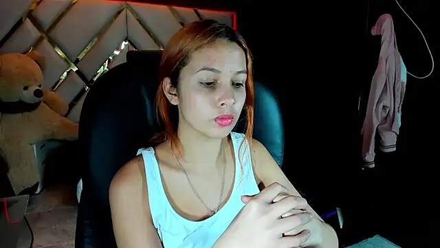 Snapshot of Paris_Petit chatting on 12/15/25, 08:35 Paris Petit online show from 12/15/25, 08:35