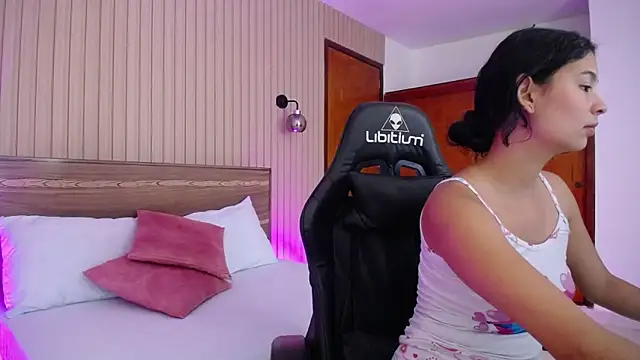 Snapshot of melody_flowers chatting on 12/17/24, 12:22 melody flowers online show from 12/17/24, 12:22