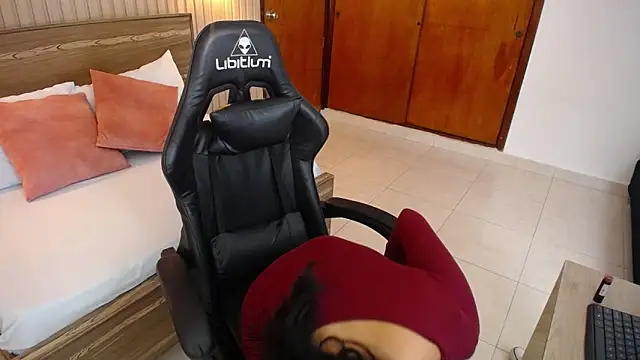 Snapshot of melody_flowers chatting on 12/18/24, 12:18 melody flowers online show from 12/18/24, 12:18