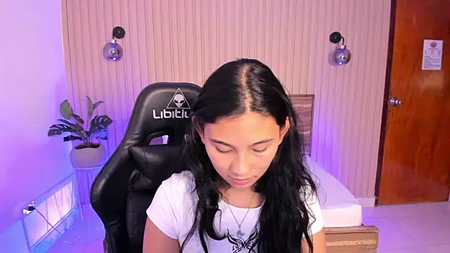 Snapshot of melody_flowers chatting on 12/30/24, 03:24 melody flowers online show from 12/30/24, 03:24