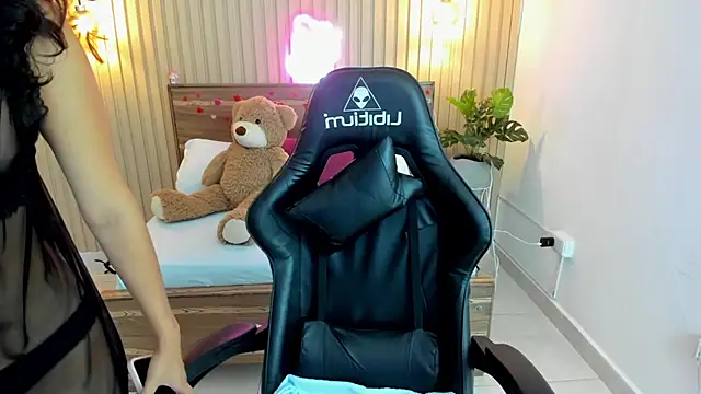 Snapshot of melody_flowers chatting on 02/20/25, 12:15 melody flowers online show from 02/20/25, 12:15