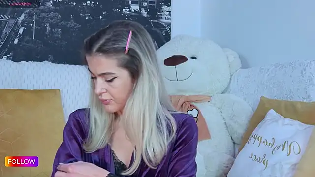 Sarah-Hart online show from 11/30/25, 03:38