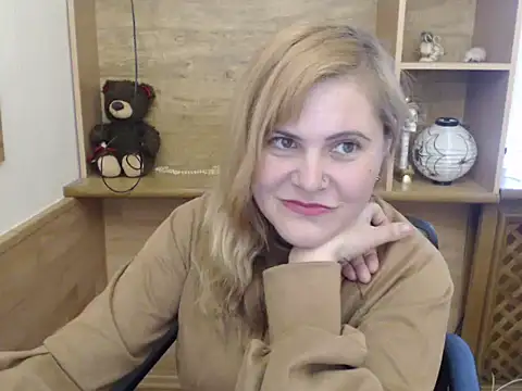 Snapshot of DaniellaKiss chatting on 04/25/26, 01:03 DaniellaKiss online show from 04/25/26, 01:03
