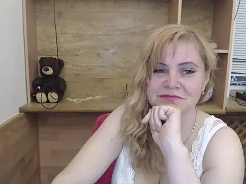 Snapshot of DaniellaKiss chatting on 05/15/26, 05:53 DaniellaKiss online show from 05/15/26, 05:53