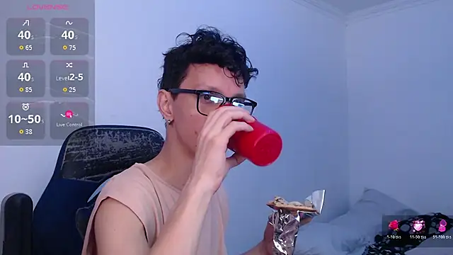Snapshot of bryamado69 chatting on 07/08/26, 01:54 bryamado69 online show from 07/08/26, 01:54