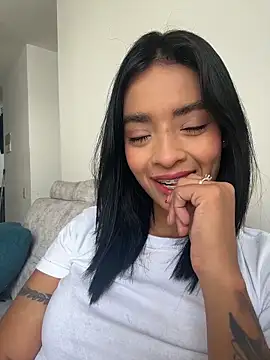 Laura fernandezII online show from 05/17/26, 07:32
