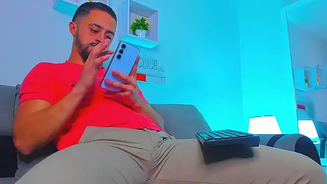 Snapshot of MAXIMUS_MASTE3 chatting on 02/25/26, 11:47 MAXIMUS MASTE3 online show from 02/25/26, 11:47