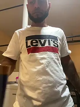 Snapshot of islandvybee55 chatting on 02/20/26, 11:22 islandvybee55 online show from 02/20/26, 11:22