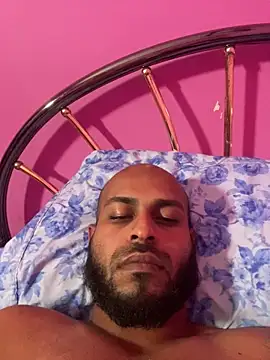 Snapshot of islandvybee55 chatting on 02/25/26, 02:43 islandvybee55 online show from 02/25/26, 02:43