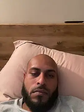 Snapshot of islandvybee55 chatting on 03/01/26, 02:41 islandvybee55 online show from 03/01/26, 02:41