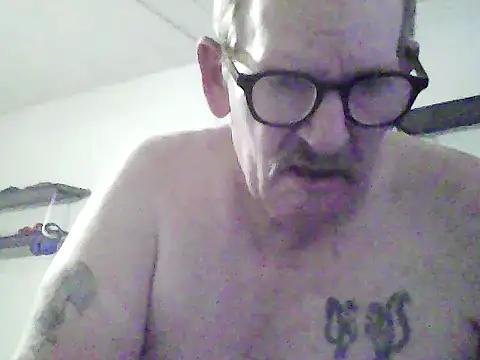 Snapshot of BALLZZZ111 chatting on 12/17/25, 09:15 BALLZZZ111 online show from 12/17/25, 09:15