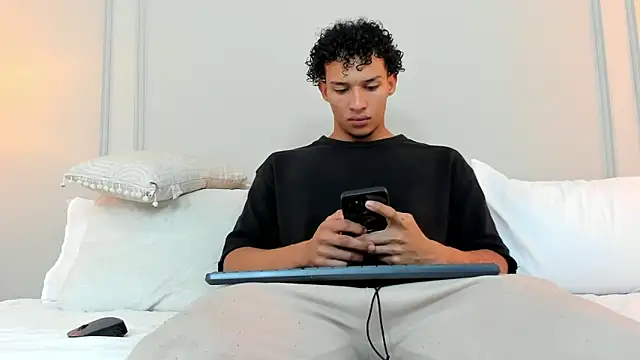 Snapshot of Dominick_star chatting on 12/17/24, 03:17 Dominick star online show from 12/17/24, 03:17