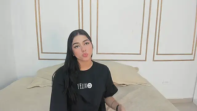 natalia aguirre1 online show from 01/25/25, 12:26