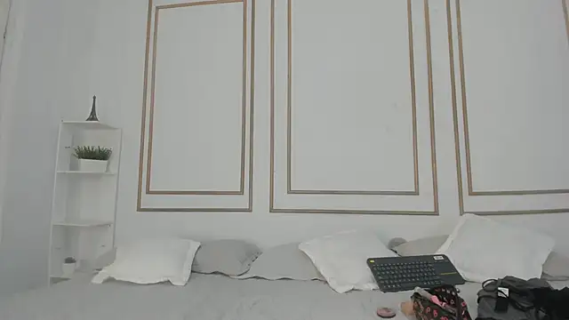 natalia aguirre1 online show from 02/18/25, 12:49