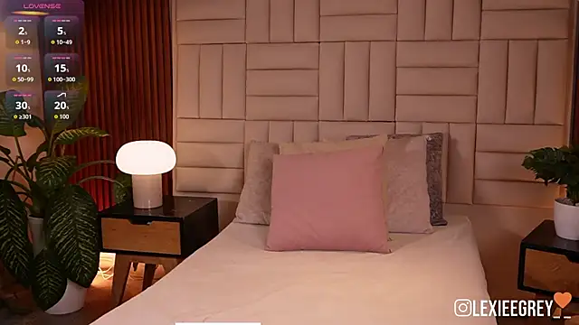 lexiee grey  online show from 06/26/26, 12:09
