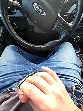 Snapshot of Titanhoott chatting on 01/11/25, 11:12 Titanhoott online show from 01/11/25, 11:12