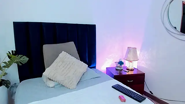 HollyHudsonn online show from 12/17/24, 12:00