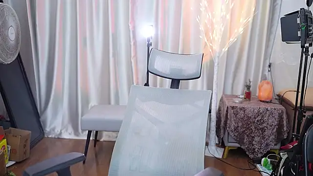 Snapshot of nono_babyy chatting on 12/19/25, 01:45 nono babyy online show from 12/19/25, 01:45