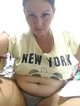 Snapshot of lupita_2023 chatting on 10/18/25, 03:35 lupita 2023 online show from 10/18/25, 03:35