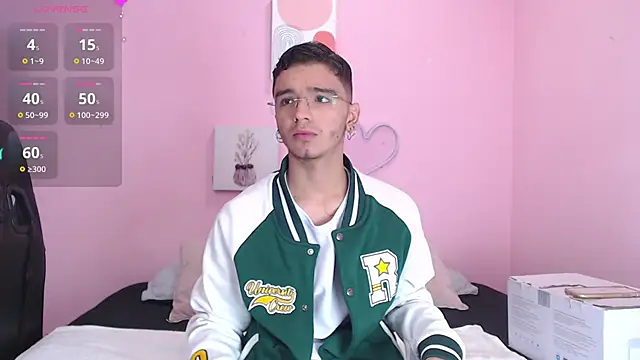 Snapshot of Ian_Castillo_ chatting on 01/03/25, 11:35 Ian Castillo online show from 01/03/25, 11:35