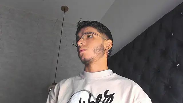 Snapshot of Ian_Castillo_ chatting on 02/19/25, 11:17 Ian Castillo online show from 02/19/25, 11:17