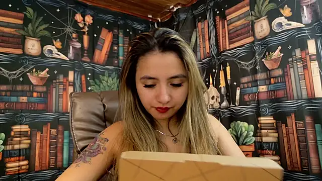 Snapshot of julietta___jackson chatting on 01/17/25, 08:11 julietta jackson online show from 01/17/25, 08:11