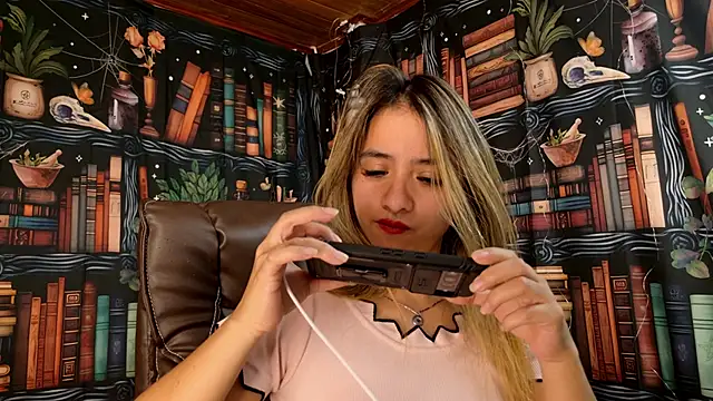 Snapshot of julietta___jackson chatting on 01/22/25, 08:28 julietta jackson online show from 01/22/25, 08:28