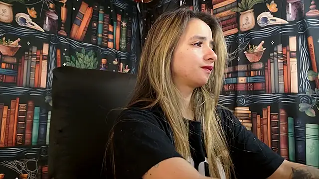 Snapshot of julietta___jackson chatting on 02/14/25, 08:37 julietta jackson online show from 02/14/25, 08:37