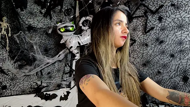 Snapshot of julietta___jackson chatting on 10/27/25, 04:44 julietta jackson online show from 10/27/25, 04:44