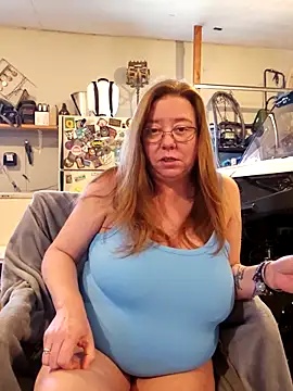 Snapshot of MsShelby40 chatting on 12/17/25, 05:52 MsShelby40 online show from 12/17/25, 05:52