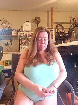 Snapshot of MsShelby40 chatting on 04/15/26, 10:43 MsShelby40 online show from 04/15/26, 10:43