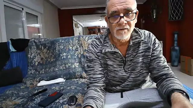 Snapshot of maduroguapo chatting on 12/20/24, 10:11 maduroguapo online show from 12/20/24, 10:11