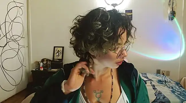 Snapshot of fenixmfx19 chatting on 03/11/25, 10:09 fenixmfx19 online show from 03/11/25, 10:09