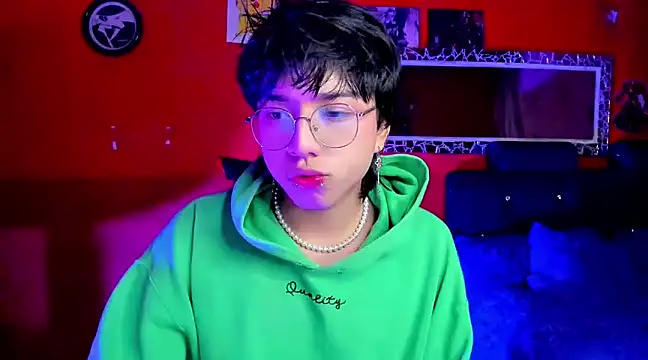 Snapshot of AnggelONfiree chatting on 02/15/25, 06:44 AnggelONfiree online show from 02/15/25, 06:44