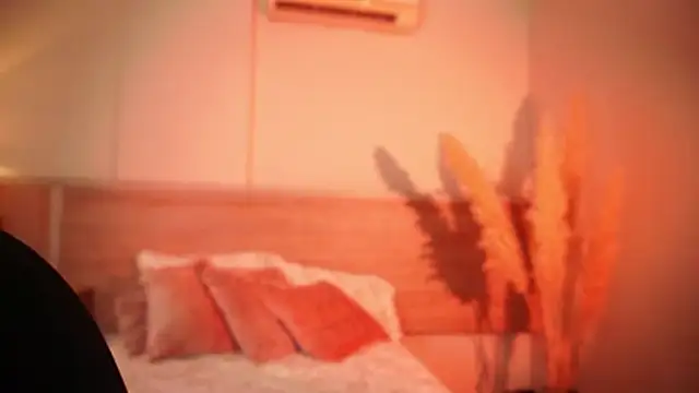 Snapshot of AliceShazaham_ chatting on 12/19/25, 06:42 AliceShazaham online show from 12/19/25, 06:42