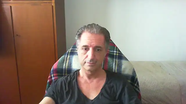 Snapshot of lliuk70mi chatting on 04/10/26, 12:43 lliuk70mi online show from 04/10/26, 12:43