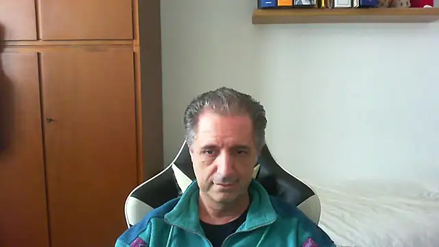 Snapshot of lliuk70mi chatting on 04/18/26, 01:37 lliuk70mi online show from 04/18/26, 01:37