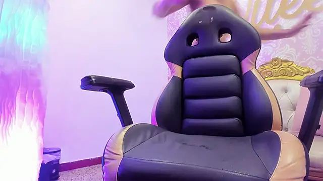 Snapshot of cute_mia23 chatting on 02/15/25, 10:42 cute mia23 online show from 02/15/25, 10:42