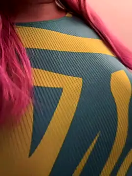 Snapshot of Popinasq chatting on 12/13/25, 10:37 Popinasq online show from 12/13/25, 10:37