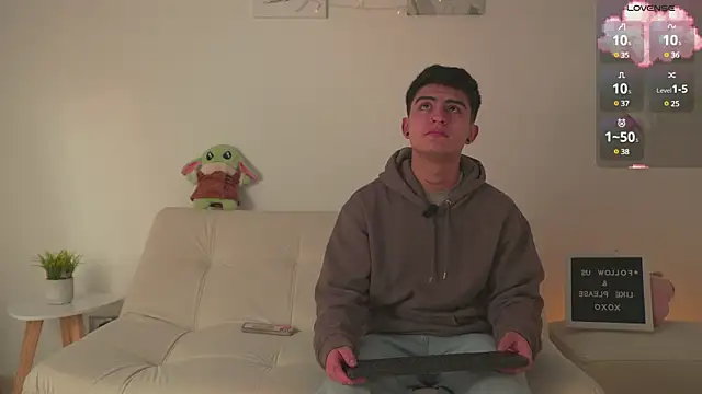 Snapshot of tommy_and_sophie chatting on 01/22/25, 05:05 tommy and sophie online show from 01/22/25, 05:05