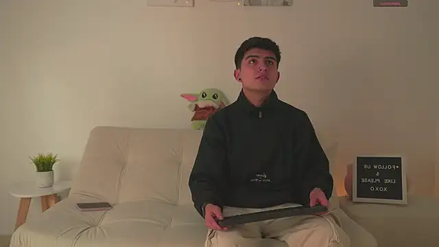 Snapshot of tommy_and_sophie chatting on 01/31/25, 04:36 tommy and sophie online show from 01/31/25, 04:36