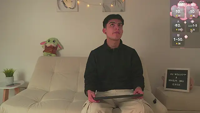 Snapshot of tommy_and_sophie chatting on 02/19/25, 04:34 tommy and sophie online show from 02/19/25, 04:34