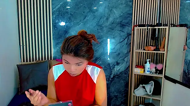 Snapshot of Isalombardi chatting on 11/11/25, 03:39 Isalombardi online show from 11/11/25, 03:39