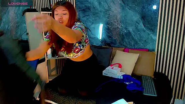 Snapshot of Isalombardi chatting on 11/12/25, 02:45 Isalombardi online show from 11/12/25, 02:45