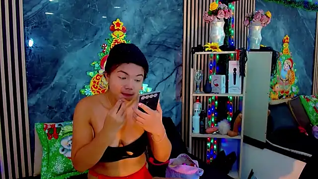 Snapshot of Isalombardi chatting on 12/18/25, 04:07 Isalombardi online show from 12/18/25, 04:07